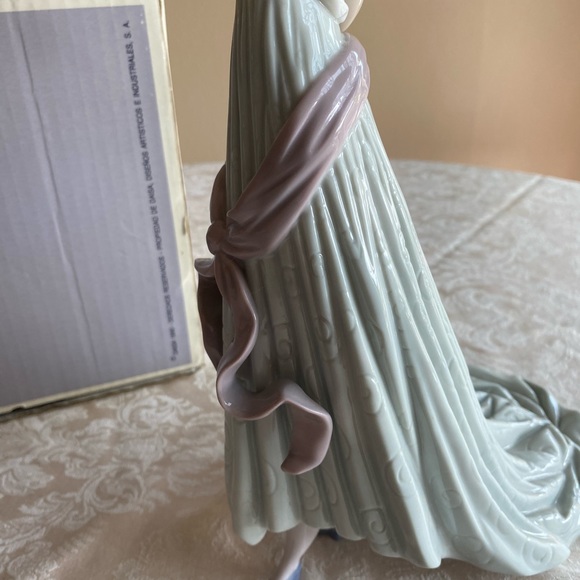 RETIRED 1998 ‘TEMIS LLADRO’ PORCELAIN FIGURINE- Item# 01006283 - Picture 13 of 14